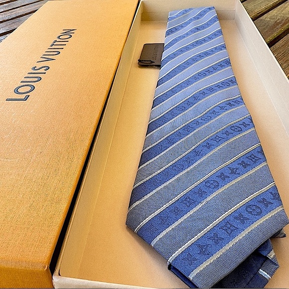 🎁HOLIDAY 25’🎁🔥🆕💯ICONIC LOUIS VUITTON KNIGHT CHARMS STRIPES MONOGRAM TIE🔥 - Picture 5 of 17